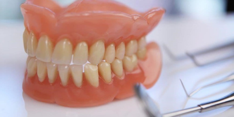 عوارض پروتز دندان چیست؟ - کلینیک بام